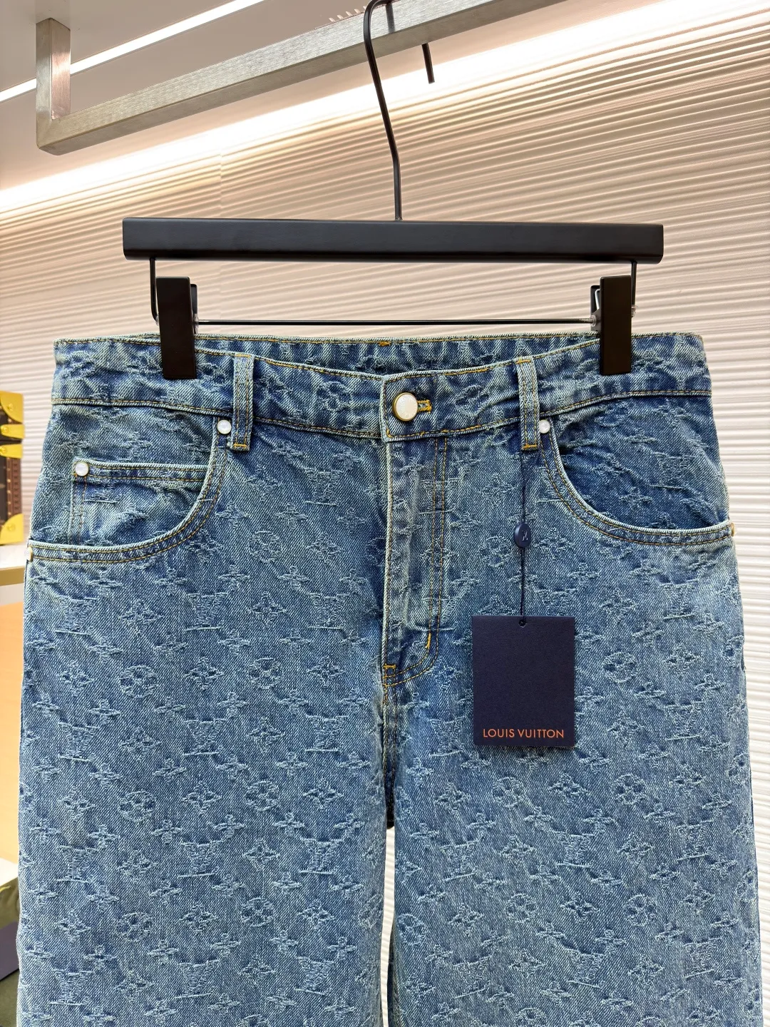 LOUIS VUITTON presbyopic jacquard jeans ●Original version: purchased and developed at 18399 ●Item number: 1680890-B20 ●Fabric: denim fabric ●Technology: full-width jacquard production ●Type: fitted version ●Weight: about 780 grams ●Size: 30-32-34-36 ●Description: This skateboard denim jacket has an all-over contrasting Monogram jacquard texture, embellished with pearlescent buttons and pocket rivets, giving the casual skater silhouette a Dandy feel. Pair it with matching trousers for a trendy look, making it a perfect choice for every season. Monogram jacquard all over, Damier nubuck label at rear. The overall wiring is straight and delicate, the fabric is comfortable and soft, and the color is consistent without color difference. It can be matched with the same style to create a fashionable look and control various occasions. Customized accessories, complete with three standards, same style for men and women!